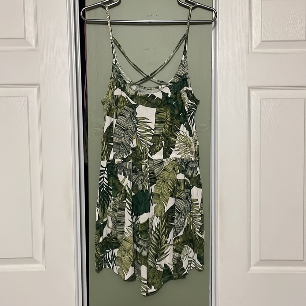 H&M Women’s Palm Tree Romper, Size Medium, Excellent Condition and Super Cute! - Picture 4 of 4